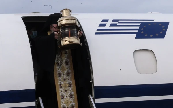 Έφτασε στην Αθήνα το Άγιο Φως από την Ιερουσαλήμ