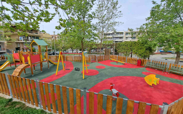 Καλαμαριά: Παραδόθηκε μια σύγχρονη, ασφαλής και πλήρως αναβαθμισμένη παιδική χαρά