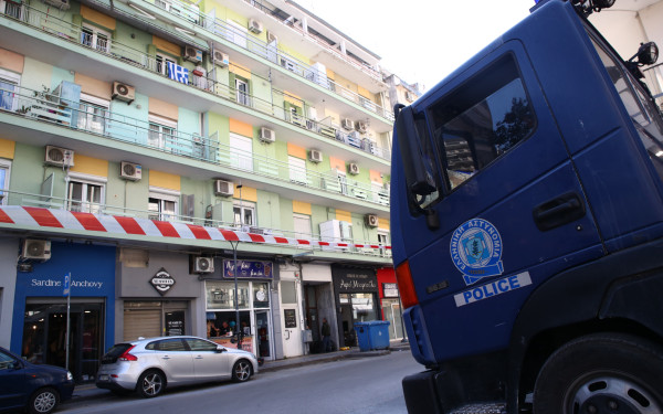 Αναστάτωση στο κέντρο της Θεσσαλονίκης: Κατέρρευσε μπαλκόνι πάνω σε αυτοκίνητο