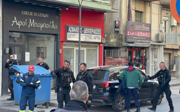 Θεσσαλονίκη: Απομακρύνθηκε μετά από αστυνομική επιχείρηση ο 20χρονος από το μπαλκόνι στην Κασσάνδρου (βίντεο)