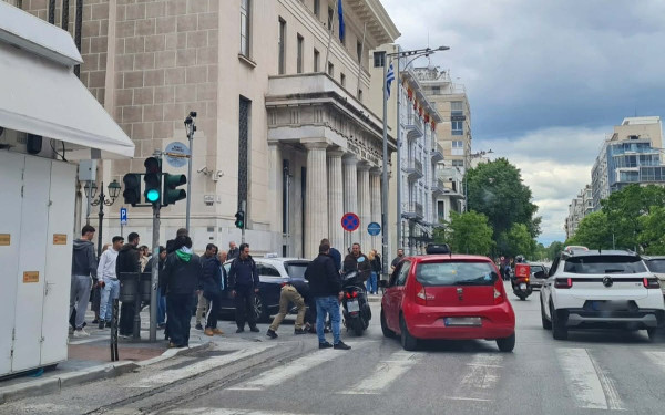 Θεσσαλονίκη: Τροχαίο ατύχημα με μηχανή και ΙΧ στο κέντρο της πόλης