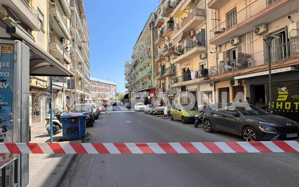 Συναγερμός στη Θεσσαλονίκη: 20χρονος σε μπαλκόνι πολυκατοικίας στο κέντρο - Διαπραγματευτές στο σημείο