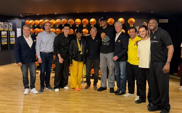 Μπάσκετ: Μαθήματα κιτρινόμαυρης ιστορίας για την οικογένεια Αντετοκούνμπο στο Μουσείο Ιστορίας του Άρη