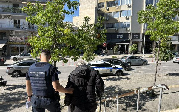 Θεσσαλονίκη: Για απόπειρα ληστείας κατηγορείται ο 67χρονος που μπήκε σε τράπεζα με σφυρί