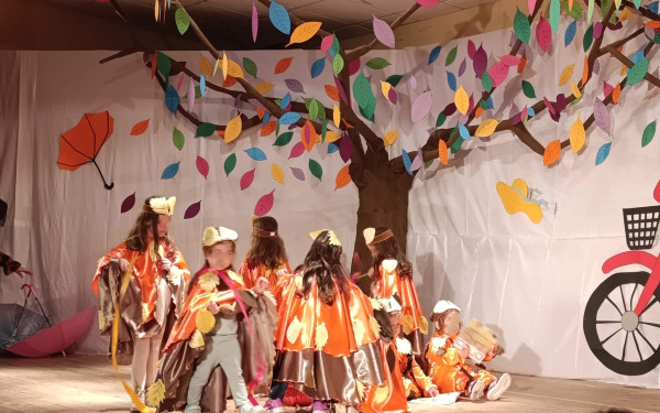 Ωραιόκαστρο: Παιδιά των παιδικών σταθμών παρουσίασαν με θεατρικά δρώμενα με τη συμμετοχή του Γρ. Βαλτινού