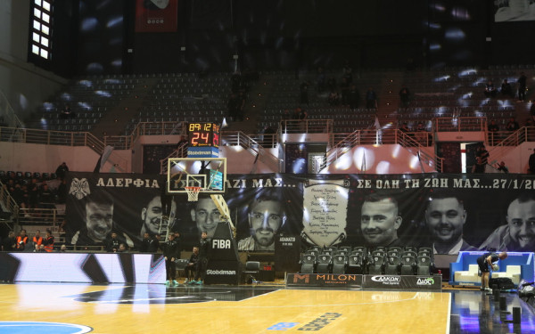 Αδέρφια είστε μαζί μας, σε όλη τη ζωή μας»: Συγκλονιστικό πανό από τους φίλους του ΠΑΟΚ πριν από τον τελικό με την Μπιλμπάο