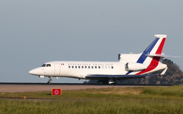 Με καθυστέρηση έφτασε ο Μακρόν στην Αθήνα: Κατευθείαν στη συζήτηση με Μητσοτάκη, θα ακολουθήσει δείπνο