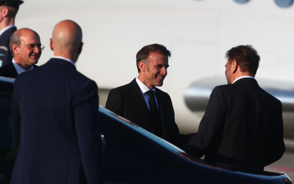 Με καθυστέρηση έφτασε ο Μακρόν στην Αθήνα: Κατευθείαν στη συζήτηση με Μητσοτάκη, θα ακολουθήσει δείπνο (φωτό)