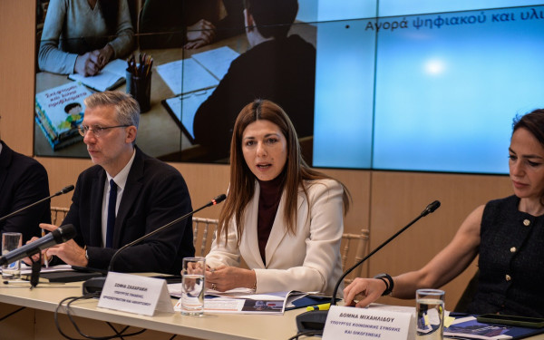 Σ. Ζαχαράκη: 706 νέα ηλεκτρικά ή υβριδικά σχολικά λεωφορεία για 11.000 μαθητές ειδικών σχολείων