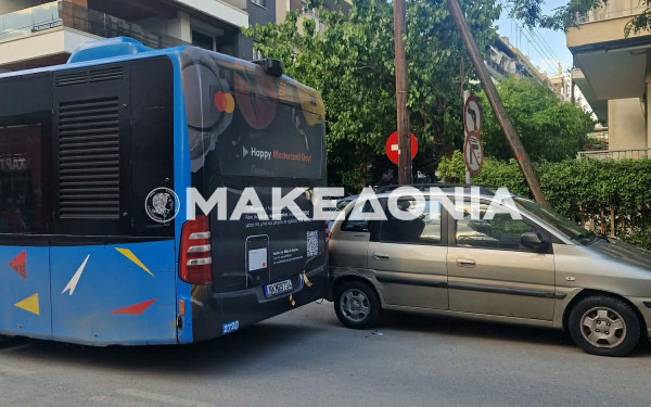 Θεσσαλονίκη: Σύγκρουση αστικού λεωφορείου με ΙΧ στην Παπάφη – Κυκλοφοριακή συμφόρηση στο σημείο (βίντεο)