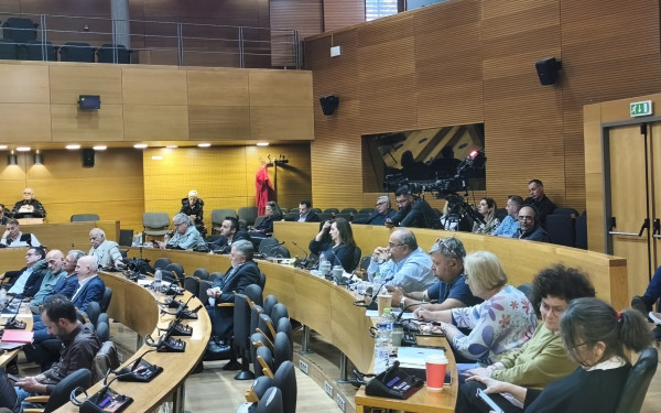 Ένταση στο Δημοτικό Συμβούλιο Θεσσαλονίκης: Διαμαρτυρία με «χαρτάκια» κατά της ονοματοδοσίας πάρκου «Γιάννης Μπουτάρης» (βίντεο)