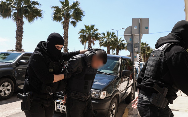 Δολοφονία στον Άγιο Δημήτριο: Δίωξη για υπόθαλψη εγκληματία στον 18χρονο και τις κοπέλες