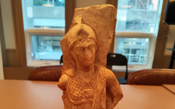 Λ. Μενδώνη: Επαναπατρίζονται πέντε αρχαιότητες από το Σικάγο - Οικογένεια τις δωρίζει πίσω στην Ελλάδα