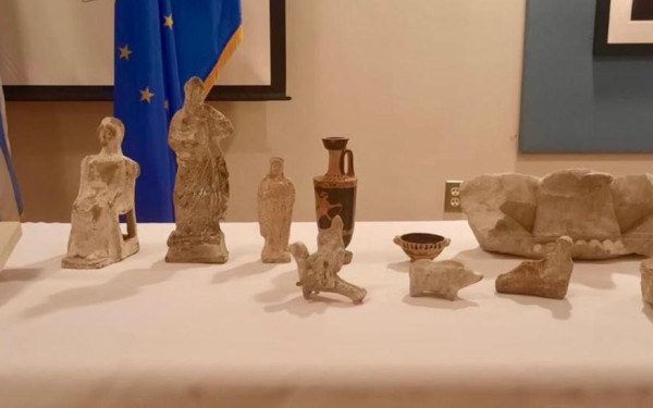 Λ. Μενδώνη: Επαναπατρίζονται 26 αρχαία αντικείμενα ελληνικής προέλευσης