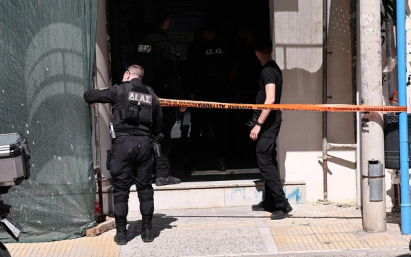 Αθήνα: Αιματηρές επιθέσεις σε ΕΦΚΑ και Λουκάρεως: Τέσσερις τραυματίες – Σε εξέλιξη ανθρωποκυνηγητό για τον εντοπισμό του