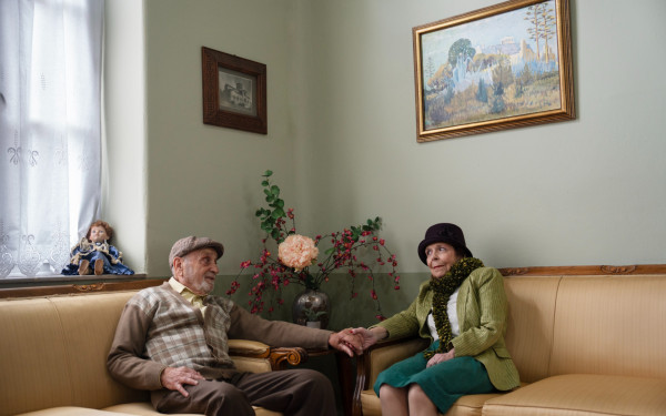 «Εντός Περιθωρίου»: Μια τρυφερή ωδή στη ζωή που δεν τελειώνει ποτέ στο Βαφοπούλειο