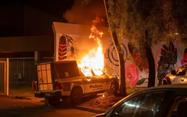 Αυστραλία: Επεισόδια έξω από το νοσοκομείο που κρατείται 47χρονος για τη δολοφονία 5χρονης - Έκαψαν περιπολικά και ασθενοφόρα (βίντεο)