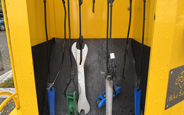 Θεσσαλονίκη: Έκλεψαν ξανά τα εργαλεία από τον σταθμό επισκευής ποδηλάτων στη Νέα Παραλία