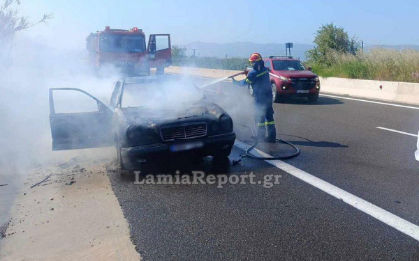 Αυτοκίνητο έπιασε φωτιά στην Εθνική Οδό Αθηνών-Λαμίας (βίντεο)