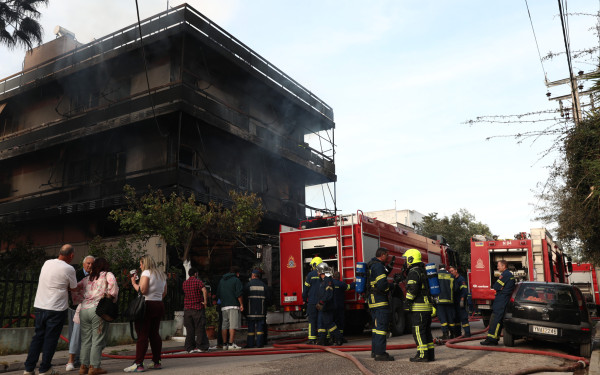 Πύρινη κόλαση στο Ίλιον: Συγκλονίζουν οι μαρτυρίες - «Ακούγονταν εκρήξεις, οι φλόγες άρπαξαν τις τέντες»
