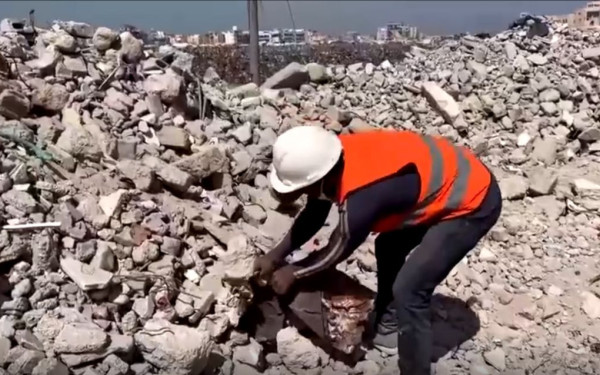 Γάζα: Με τα συντρίμμια του πολέμου χτίζουν ξανά δρόμους οι Παλαιστίνιοι - Δείτε βίντεο