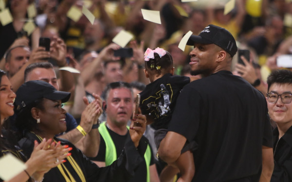 Τρέλα Αντετοκούνμπο στο Παλέ: «Δεν την περίμενα αυτή την υποδοχή, είναι απίστευτο» (βίντεο)