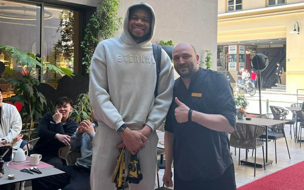 Θεσσαλονίκη: Χαμός με τον Αντετοκούνμπο στο κέντρο της πόλης - Μοιράζει φανέλες και αυτόγραφα