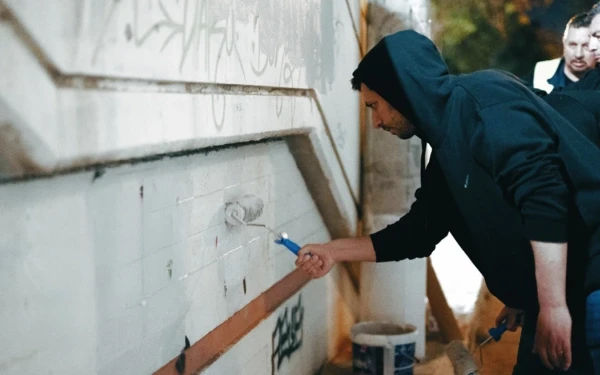 Κ. Κυρανάκης: Πήρε την βούρτσα και έσβησε γκράφιτι σε σταθμό του ΗΣΑΠ - «Την αναρχία λίγο να σβήσουμε» (βίντεο)