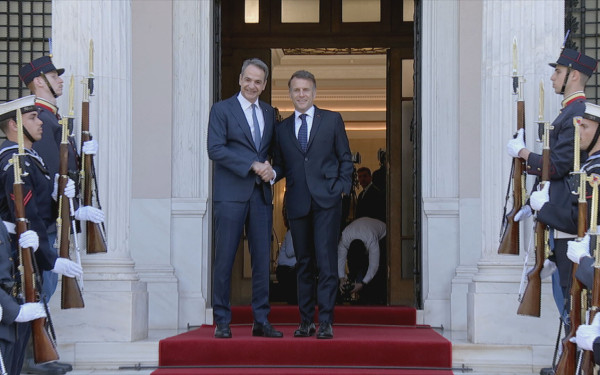 Συνάντηση Μητσοτάκη - Μακρόν στο Μέγαρο Μαξίμου