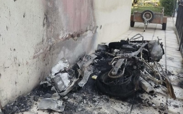 Θεσσαλονίκη: Φωτιά σε παρκαρισμένα οχήματα στις Συκιές - Καταστράφηκε ολοσχερώς μηχανάκι