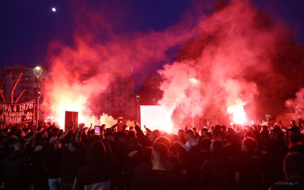 Μπάσκετ: Οι φίλοι του ΠΑΟΚ μετέτρεψαν την πλατεία Ναυαρίνου σε PAOK Sports Arena