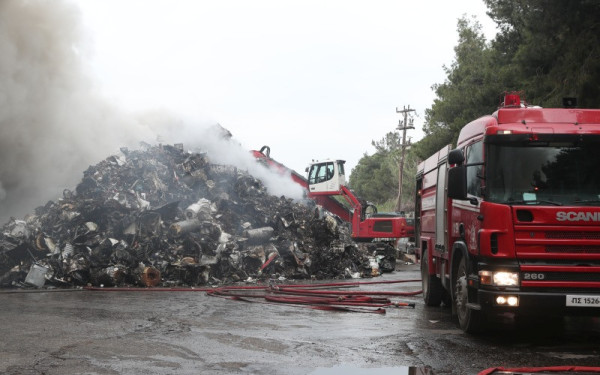 Θεσσαλονίκη: Καλύτερη η εικόνα της πυρκαγιάς σε υπαίθριο χώρο εταιρείας ανακύκλωσης