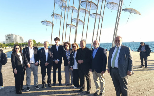 Θεσσαλονίκη: Παραδόθηκαν οι ανανεωμένες «Ομπρέλες» του Ζογγολόπουλου στη Νέα Παραλία (βίντεο)