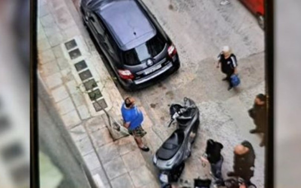 Παγκράτι: Ταυτοποιήθηκε ο 59χρονος για την επίθεση σε 22χρονη για το πάρκινγκ - Διαφεύγει της σύλληψης (βίντεο)