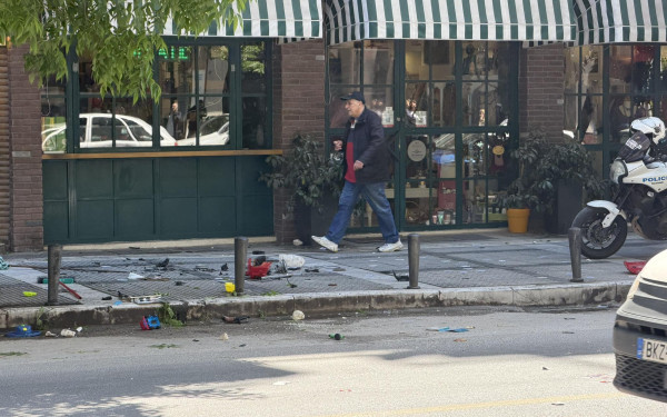 Θεσσαλονίκη: Συνελήφθη η μητέρα του 5χρονου που πέταγε αντικείμενα από μπαλκόνι - Μεταφέρεται σε φιλικό περιβάλλον το παιδί