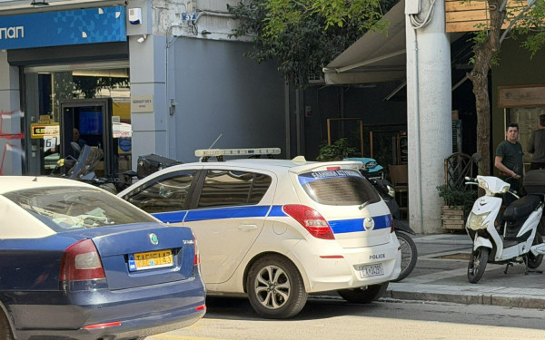Θεσσαλονίκη: Συναγερμός στη Βασιλέως Γεωργίου - Παιδί πετάει αντικείμενα από τον 6ο όροφο (βίντεο)