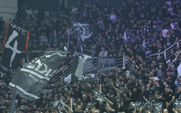 Μπάσκετ: Τρομερές εικόνες στην PAOK Sports Arena με δεκάδες ασπρόμαυρες σημαίες και ένα τεράστιο πανό (βίντεο)