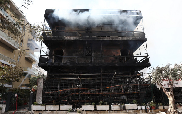 Αθήνα: Εικόνα καταστροφής - Κάηκαν όλα τα διαμερίσματα οικοδομής μετά από πυρκαγιά σε κατάστημα ανταλλακτικών