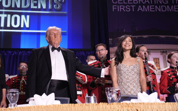 Συναγερμός στην Ουάσινγκτον: Πυροβολισμοί στο δείπνο των ανταποκριτών – Απομακρύνθηκε ο Τραμπ από τις μυστικές υπηρεσίες (βίντεο)