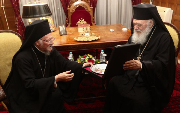 Σε θερμό κλίμα η συνάντηση Βαρθολομαίου-Ιερώνυμου στην αρχιεπισκοπή Αθηνών (βίντεο)