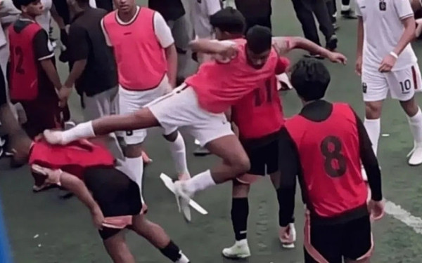 Χάος για ένα γκολ: Ποδοσφαιριστής έκανε σε αντίπαλό του kung-fu κλωτσιά σε αγώνα στην Ινδονησία (βίντεο)