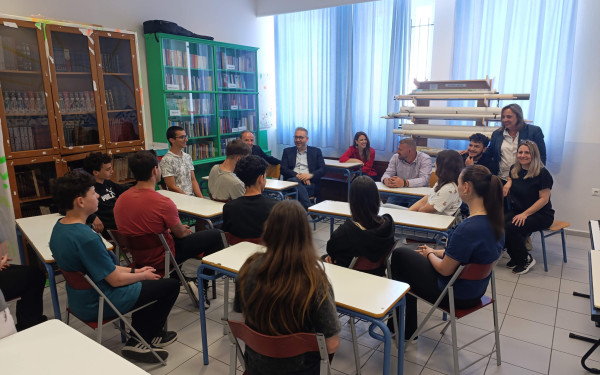 Ωραιόκαστρο: Με μαθητές που διακρίθηκαν σε πανελλήνιους και διεθνείς μαθητικούς διαγωνισμούς συναντήθηκε ο Π. Τσακίρης