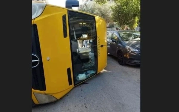 Παλαιό Φάληρο: Ανετράπη σχολικό λεωφορείο - Δεν τραυματίστηκαν παιδιά