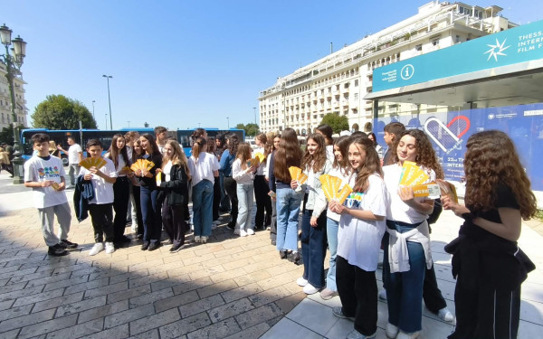 Θεσσαλονίκη: Δράση κατά της παράνομης στάθμευσης από μαθητές και τον δήμαρχο Στέλιο Αγγελούδη στο κέντρο (βίντεο)