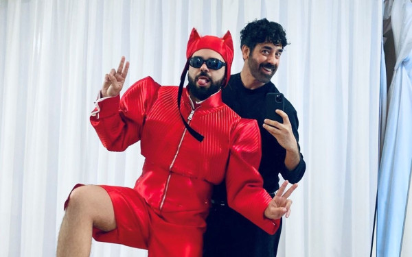 Στα... κόκκινα ο Akylas - Το έντυσε γνωστός Έλληνας σχεδιαστής (βίντεο)