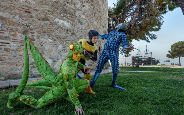 Τα... έντομα του Cirque du Soleil βγήκαν βόλτα στη Θεσσαλονίκη - Δείτε φωτογραφίες