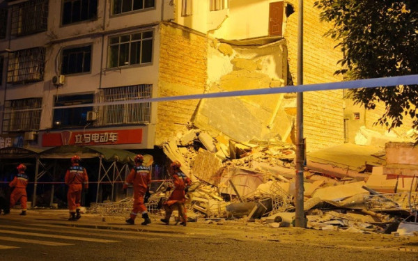 Σεισμός 5,2 Ρίχτερ στη νότια Κίνα: Δύο νεκροί, 13 κατεστραμμένα κτίρια και χιλιάδες εκκενώσεις (βίντεο)