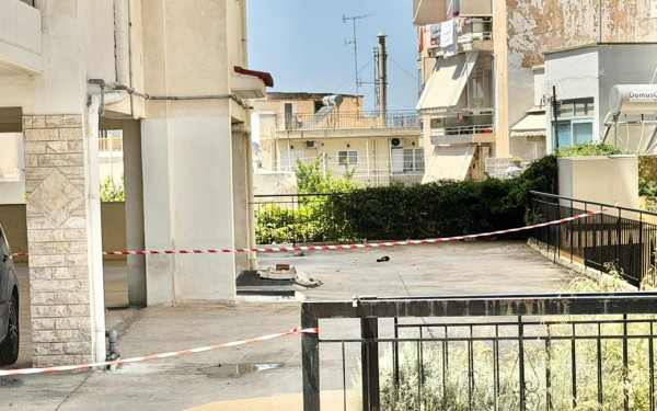 Τραγωδία στην Ηλιούπολη: Σημείωμα φαίνεται να άφησαν οι 17χρονες πριν πέσουν από τον έκτο - Δείτε βίντεο