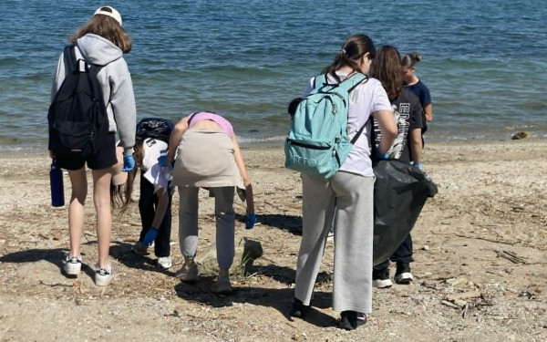 Θεσσαλονίκη: «Από το ρέμα στη θάλασσα» - Μαθητές του 7ου Γυμνασίου Καλαμαριάς καθάρισαν την Ακτή Ντοβίλ
