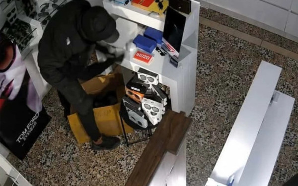 Διάρρηξη στη Χαλκιδική: Άρπαξαν γυαλιά αξίας 20.000 ευρώ από κατάστημα οπτικών ειδών (βίντεο)